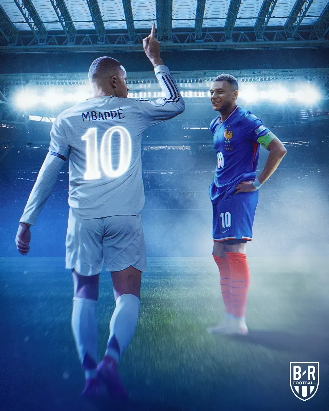Kylian Mbappé, numéro 10, quittant le terrain avec un coéquipier, Bleacher Report Football