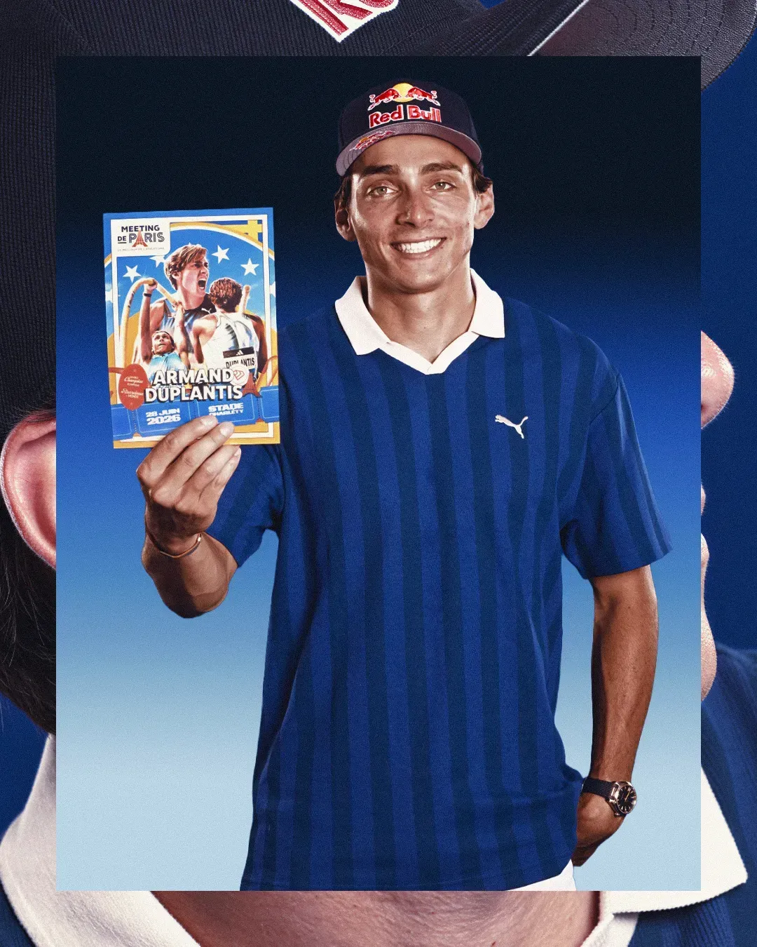 Jeune supporter en maillot bleu tenant une pochette de cartes du Meeting de Paris