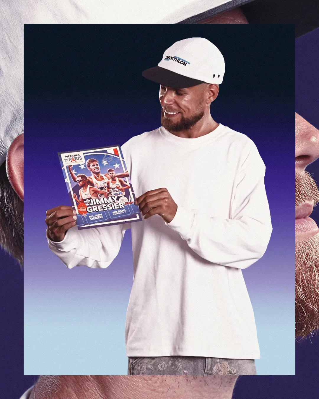 Homme en sweat blanc feuilletant l'album de cartes du Meeting de Paris