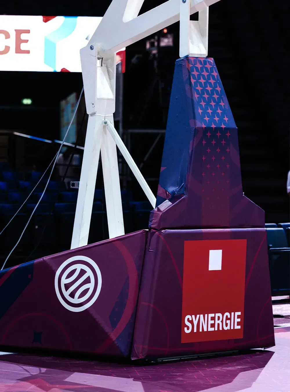 Panneau et arceau de basket habillés aux couleurs des partenaires de la FFBB