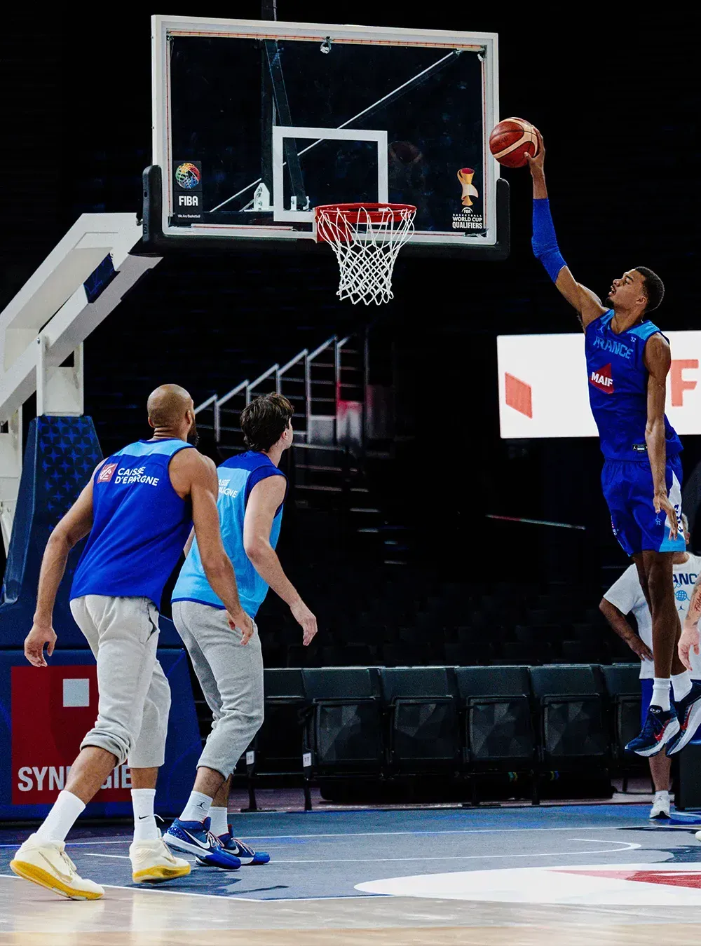 Joueur de l'équipe de France au dunk pendant un match de qualification