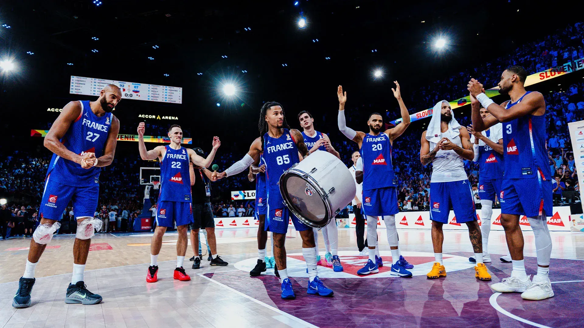 Les joueurs de l'équipe de France célébrant leur victoire sur le parquet
