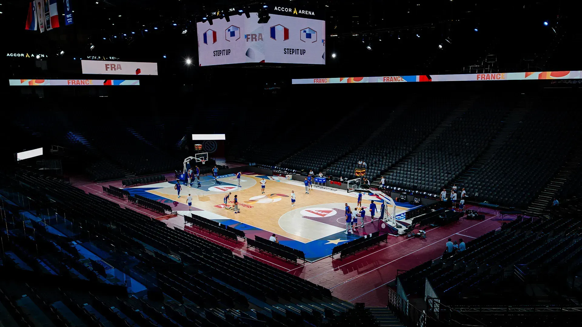 Vue plongeante sur le parquet et les tribunes de la salle un jour de match