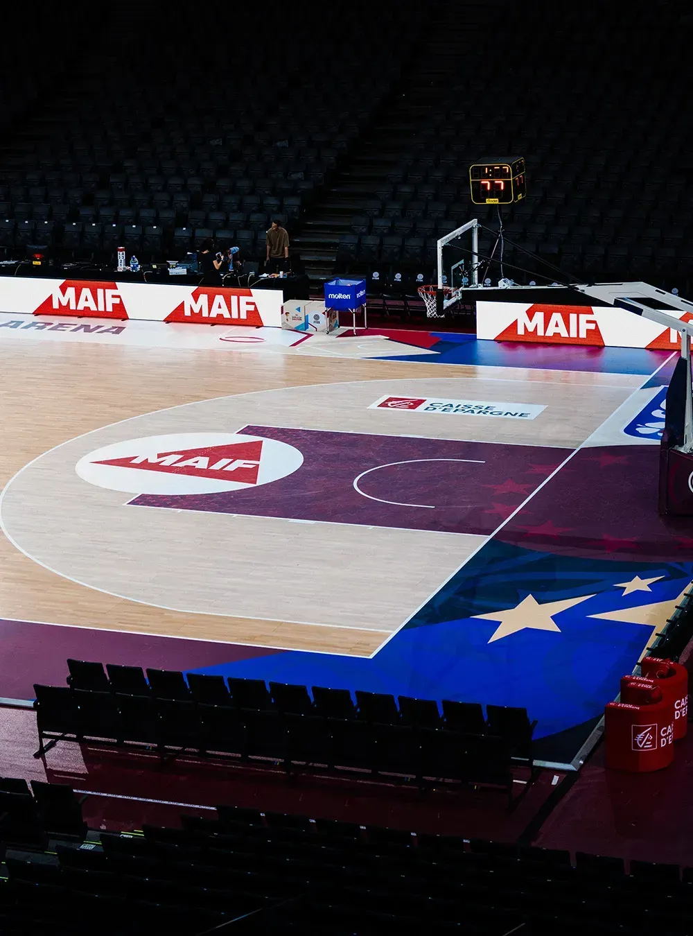 Parquet habillé de l'équipe de France de basket dans une salle vide avant match