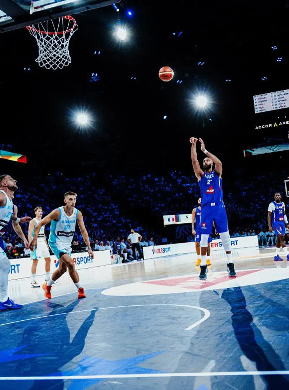 Rudy Gobert au tir pendant un match de l'équipe de France