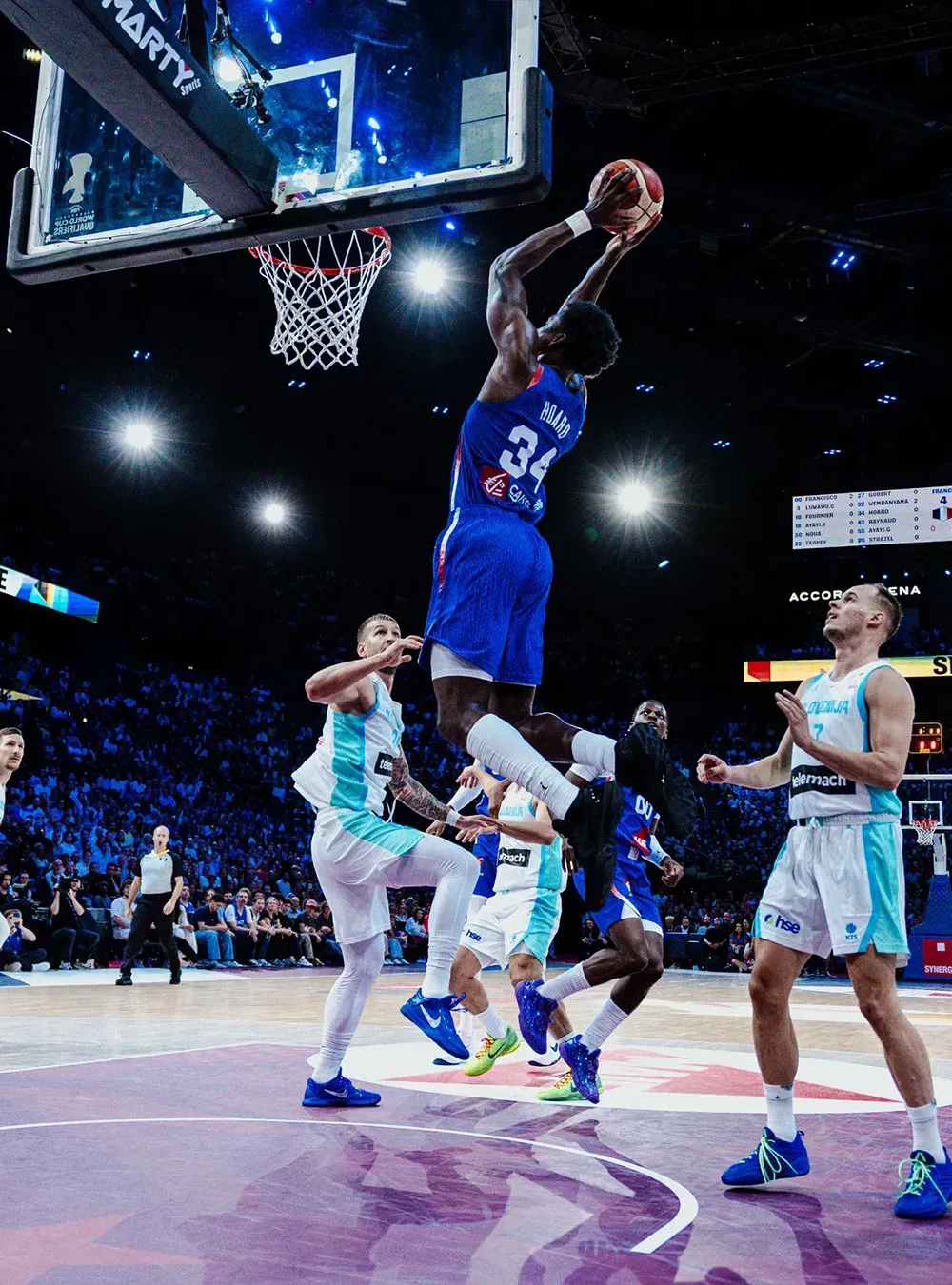 Jaylen Hoard au dunk sous le panier avec l'équipe de France